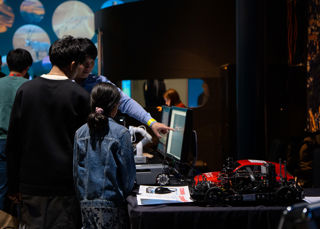 Children in the galleries at UK In Space Festival